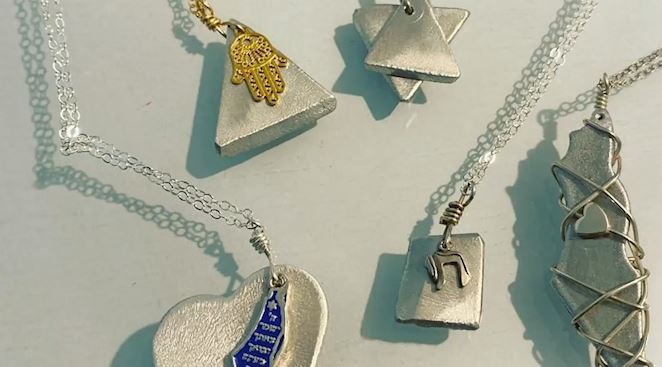 Doi vo chong lam do trang suc tu manh ten lua hinh anh