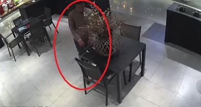 Ke gian vao cua hang trom dien thoai hinh anh