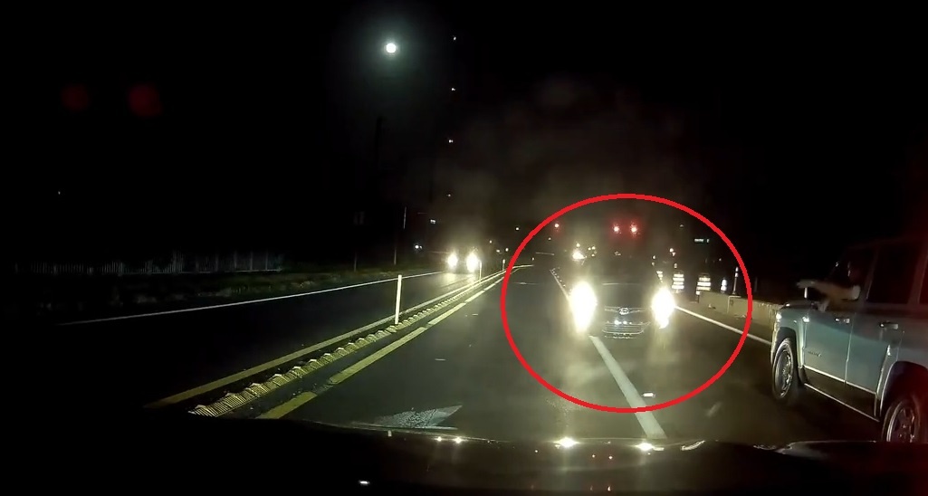 2 oto ep xe chay nguoc chieu phai lui lai dung lan hinh anh