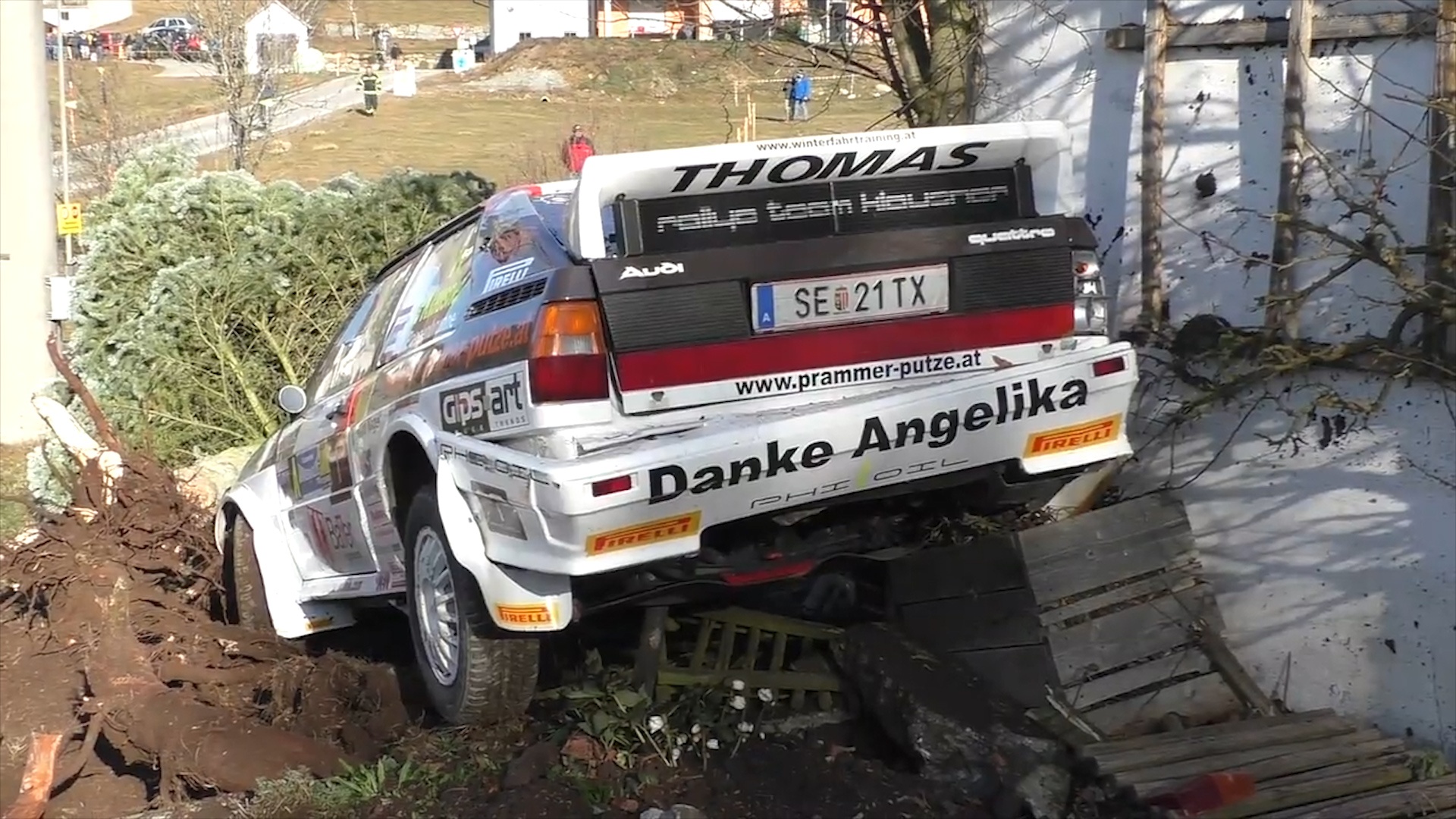 Xe dua tong vao nha vi mat kiem soat khi om cua hinh anh