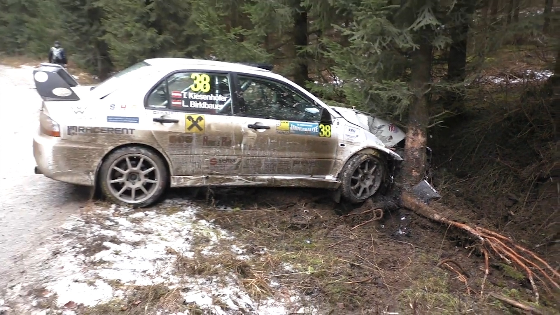 Sau chiec oto lan luot tong vao goc cay o cung mot khuc cua hinh anh