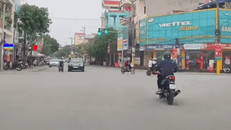 Xe dien tat dau oto roi dam vao xe khac hinh anh