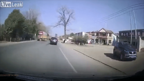 Xe tai mat lai bi container dam trung va gay tai nan lien hoan hinh anh