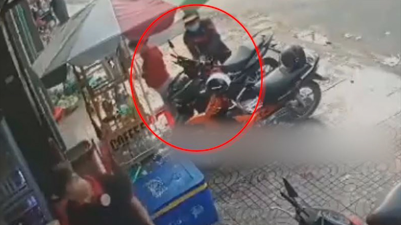 Ke gian nhanh tay be khoa, trom xe may o TP.HCM hinh anh