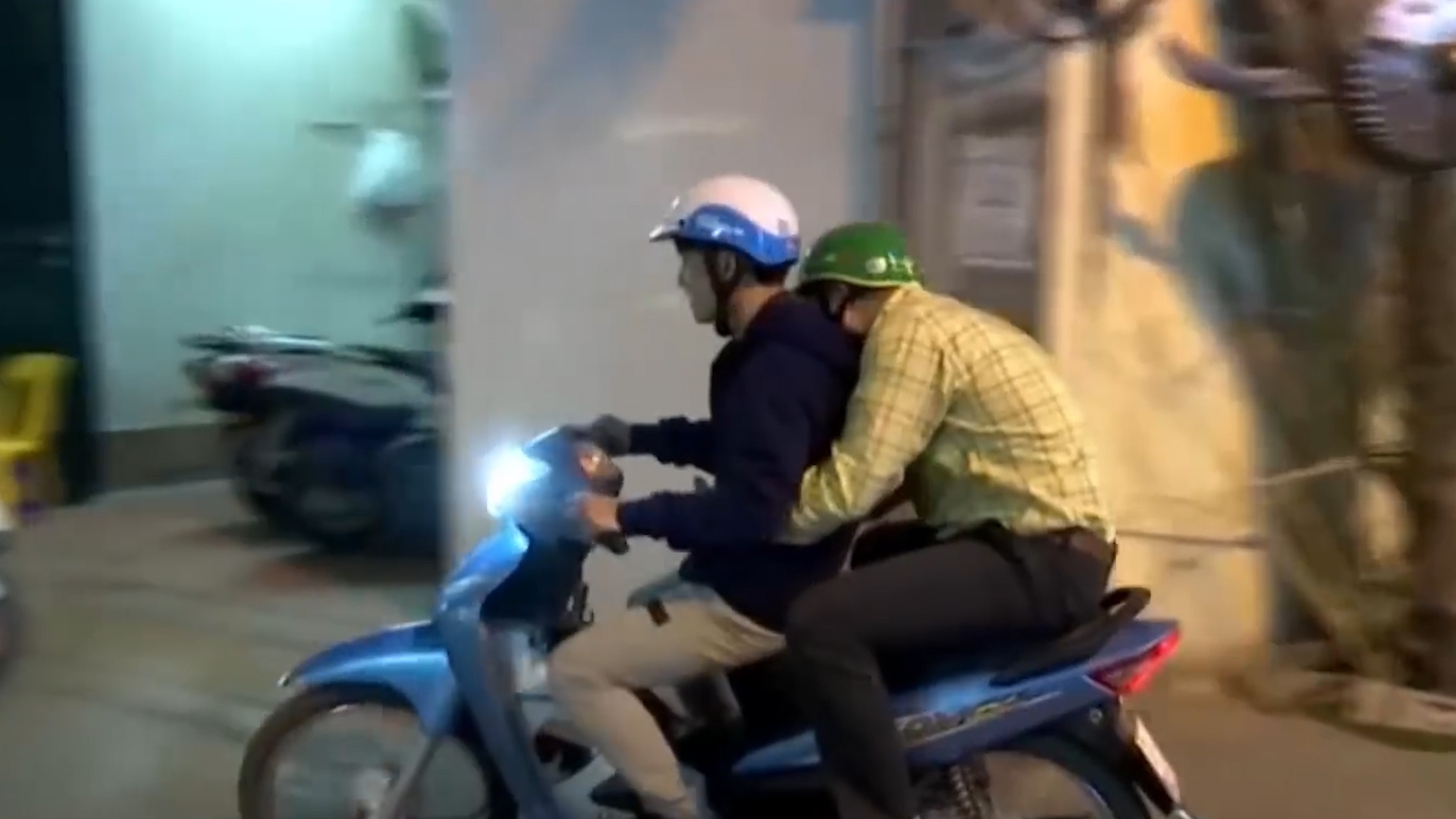 E am sau Nghi dinh 100, quan nhau tung chieu hut khach hinh anh