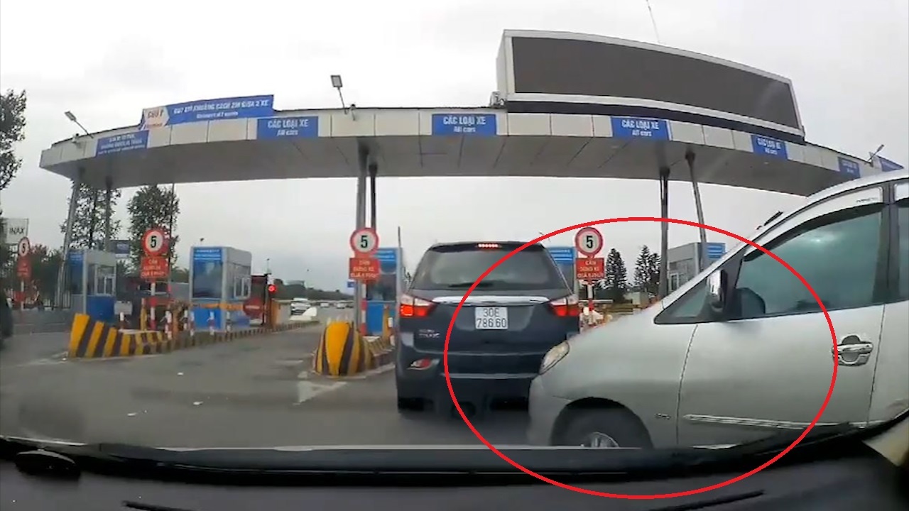 Tai xe oto tat dau xe khac, co chen ngang vao tram thu phi hinh anh