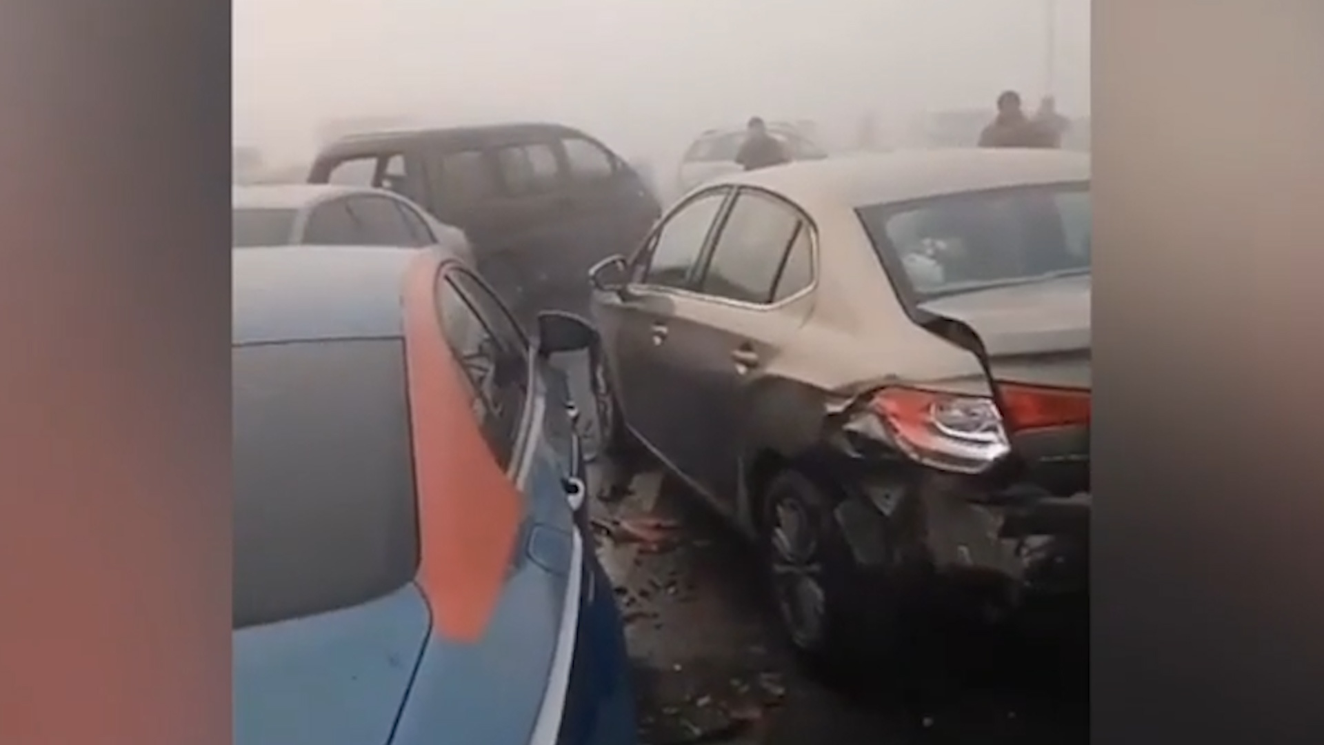 Suong mu day dac khien 31 xe tong nhau, 2 nguoi bi thuong hinh anh