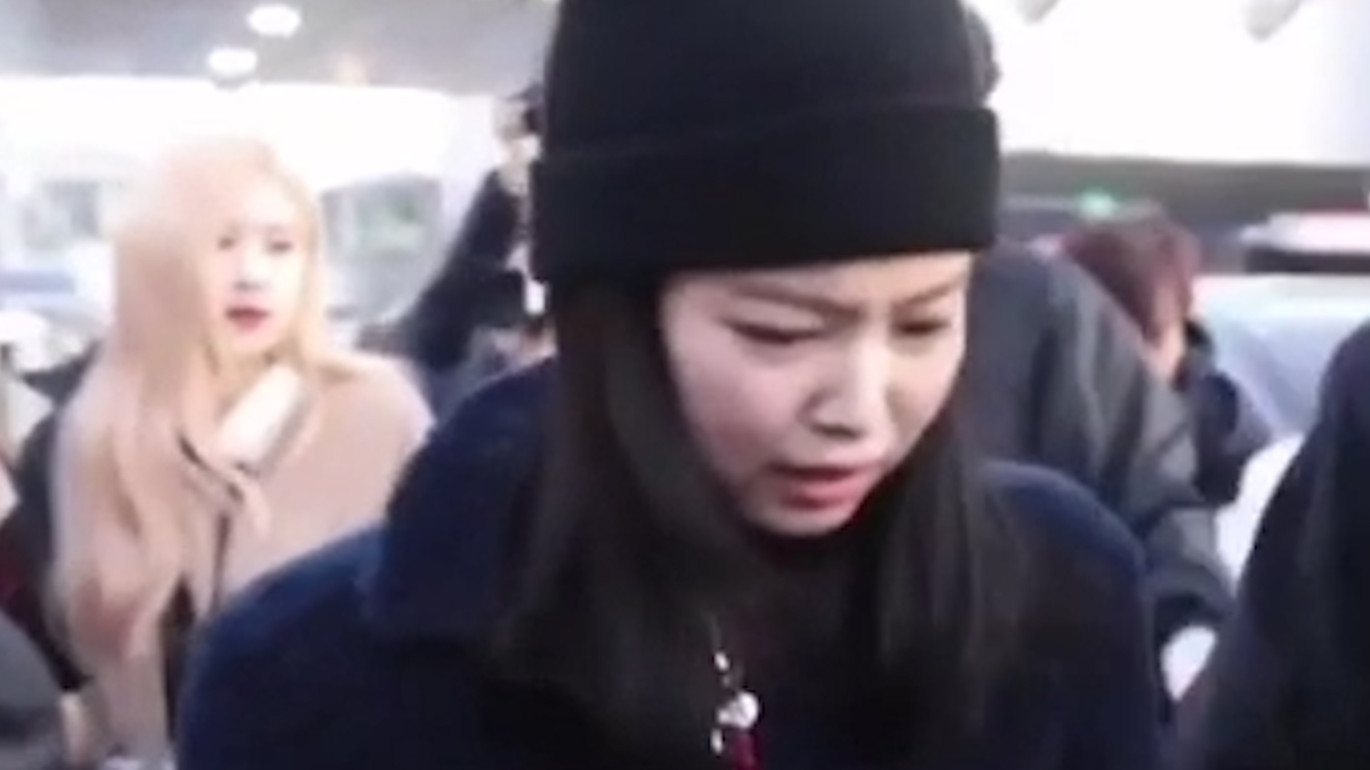 Jennie (BlackPink) bat khoc o san bay hinh anh