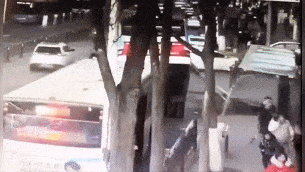 Xe buyt sup ho truoc tram dung khien 6 nguoi chet o Trung Quoc hinh anh