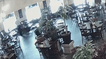 Lop oto vang vo cua kinh nha hang hinh anh