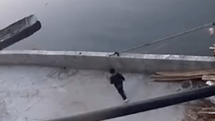 Nguoi dan cuu dua tre suyt chet duoi vi roi xuong nuoc hinh anh