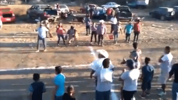 Nguoi dan ong bi ngua tong manh khi chay ra giua duong dua an mung hinh anh