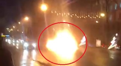 Oto boc chay nhu duoc giua duong trong dem hinh anh