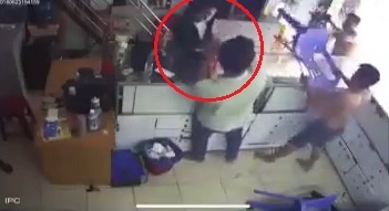 Ke gian trom dien thoai trong cua hang bi danh tai cho hinh anh