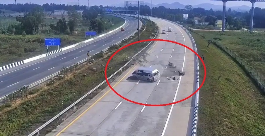 Oto no lop dam vao rao chan tren cao toc, hanh khach vang tu tung hinh anh