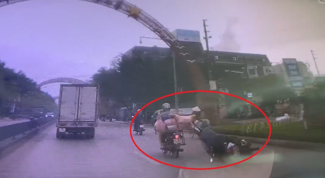 Lai xe may cho lon gay tai nan cho xe khac roi bo di hinh anh