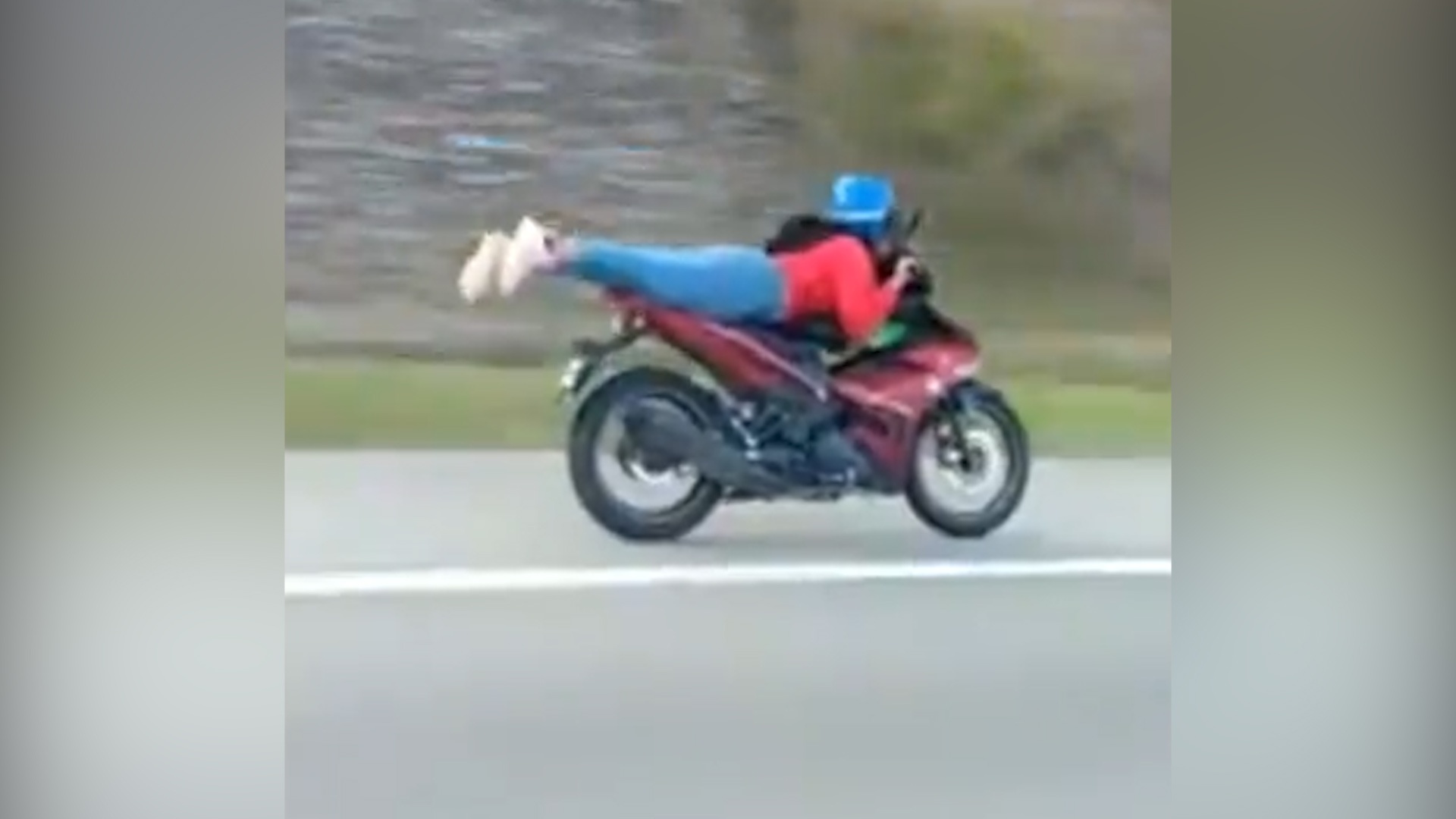 Co gai 17 tuoi nam dai tren xe may chay toc do cao o Malaysia hinh anh