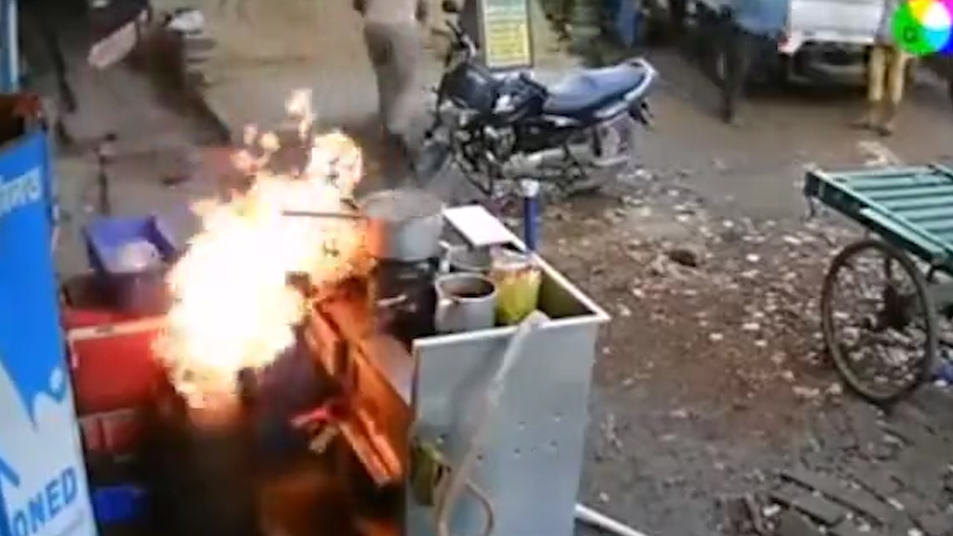 Bep gas bat ngo bung phat lua, dan lang dat xe bo chay tan loan hinh anh