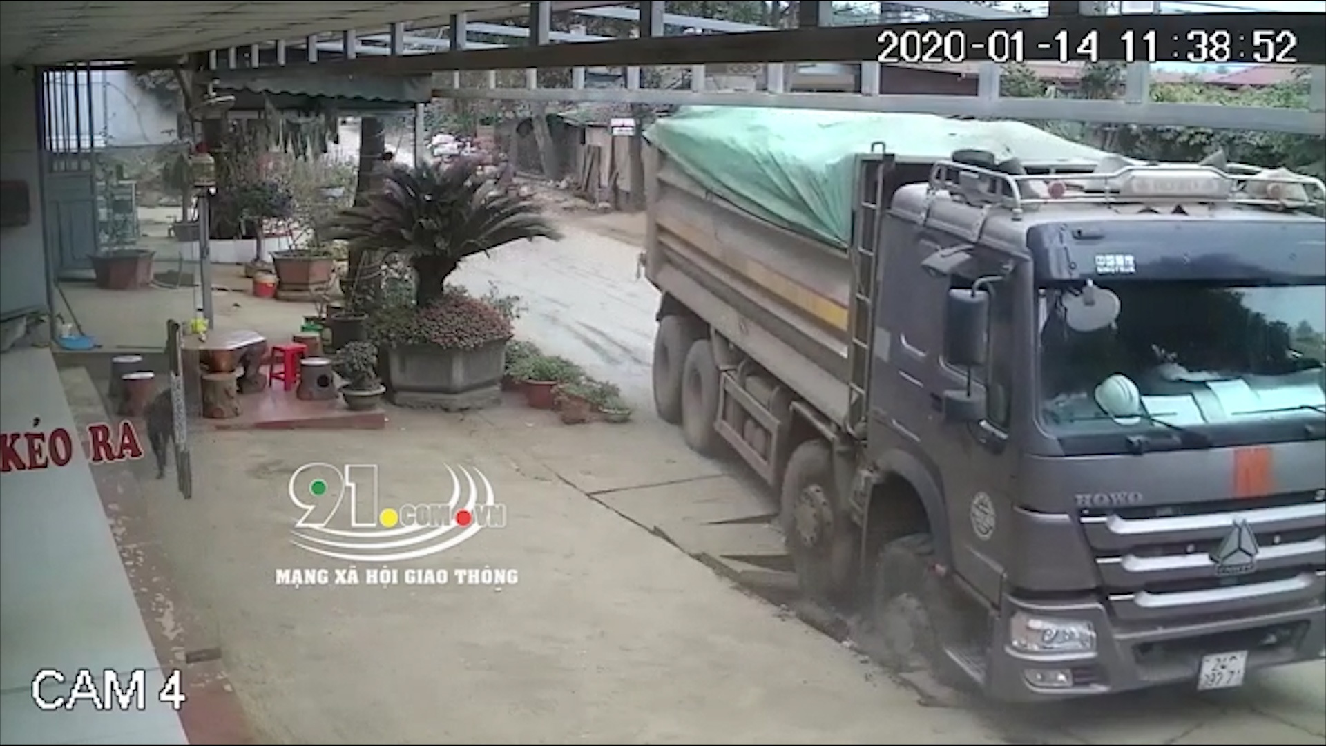 Di xe may lan lan khien xe ben lao sap nap cong o Lao Cai hinh anh