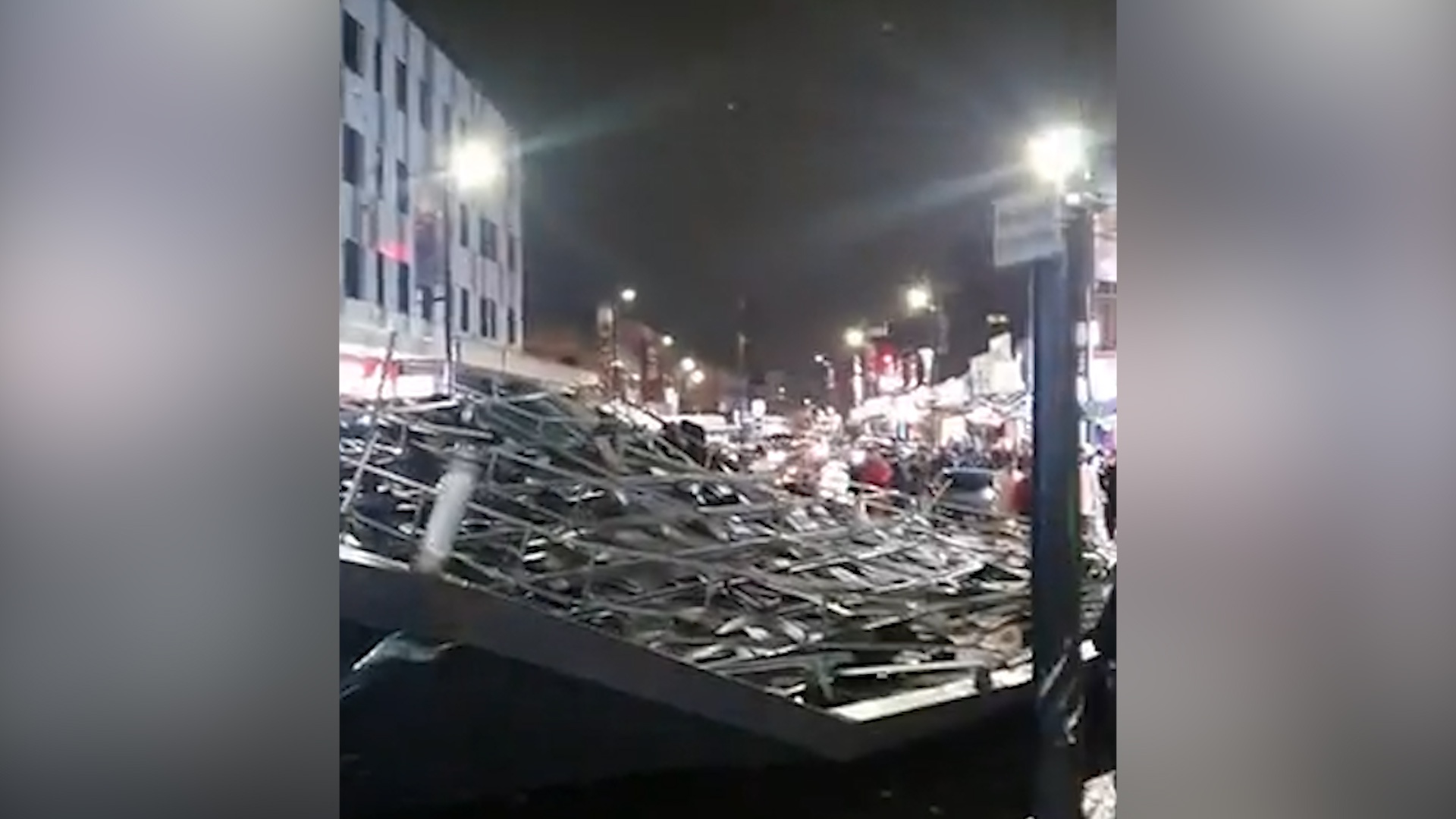 Gio manh thoi bay mot mai nha xuong giua duong o Anh hinh anh