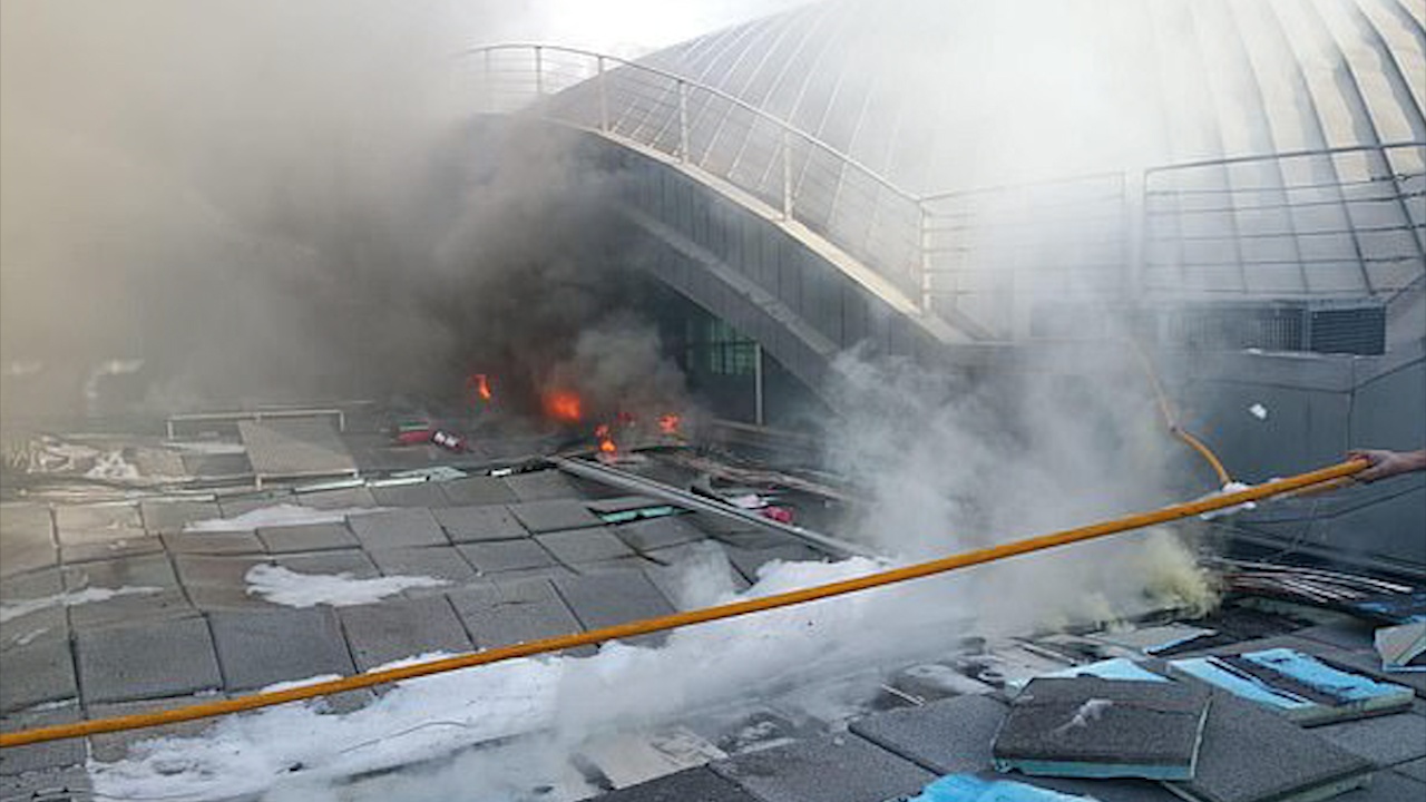 Chay san bay o Tay Ban Nha khien hang chuc chuyen bay bi huy hinh anh