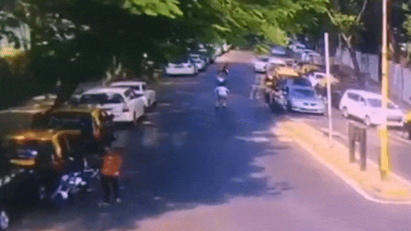 Bi chan xe, nam thanh nien cho 3 tong canh sat trong thuong o An Do hinh anh