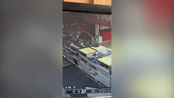 Loi dung so ho, ten trom leo vao quay thu ngan lay vi cua nhan vien hinh anh