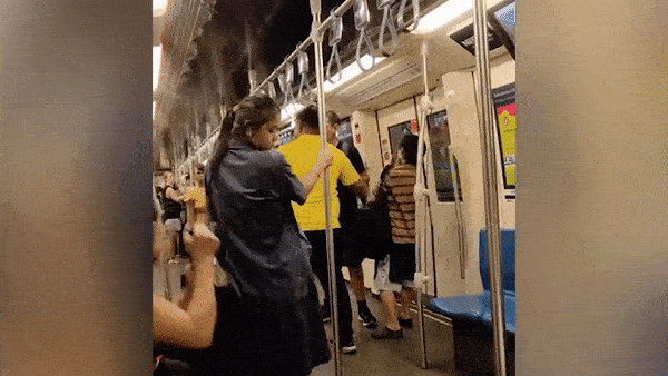 Bi roi iPhone 11, nguoi dan ong ngoai quoc hanh hung nam thanh nien hinh anh