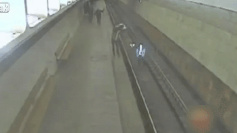 Ga say lieu linh nhay xuong duong ray de tao dang chup hinh hinh anh