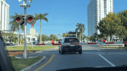 Oto bi tau hoa tong nat dau vi co lao ra duong ray hinh anh