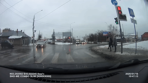 Oto vuot den do bi xe khac dam xoay ngang giua giao lo hinh anh