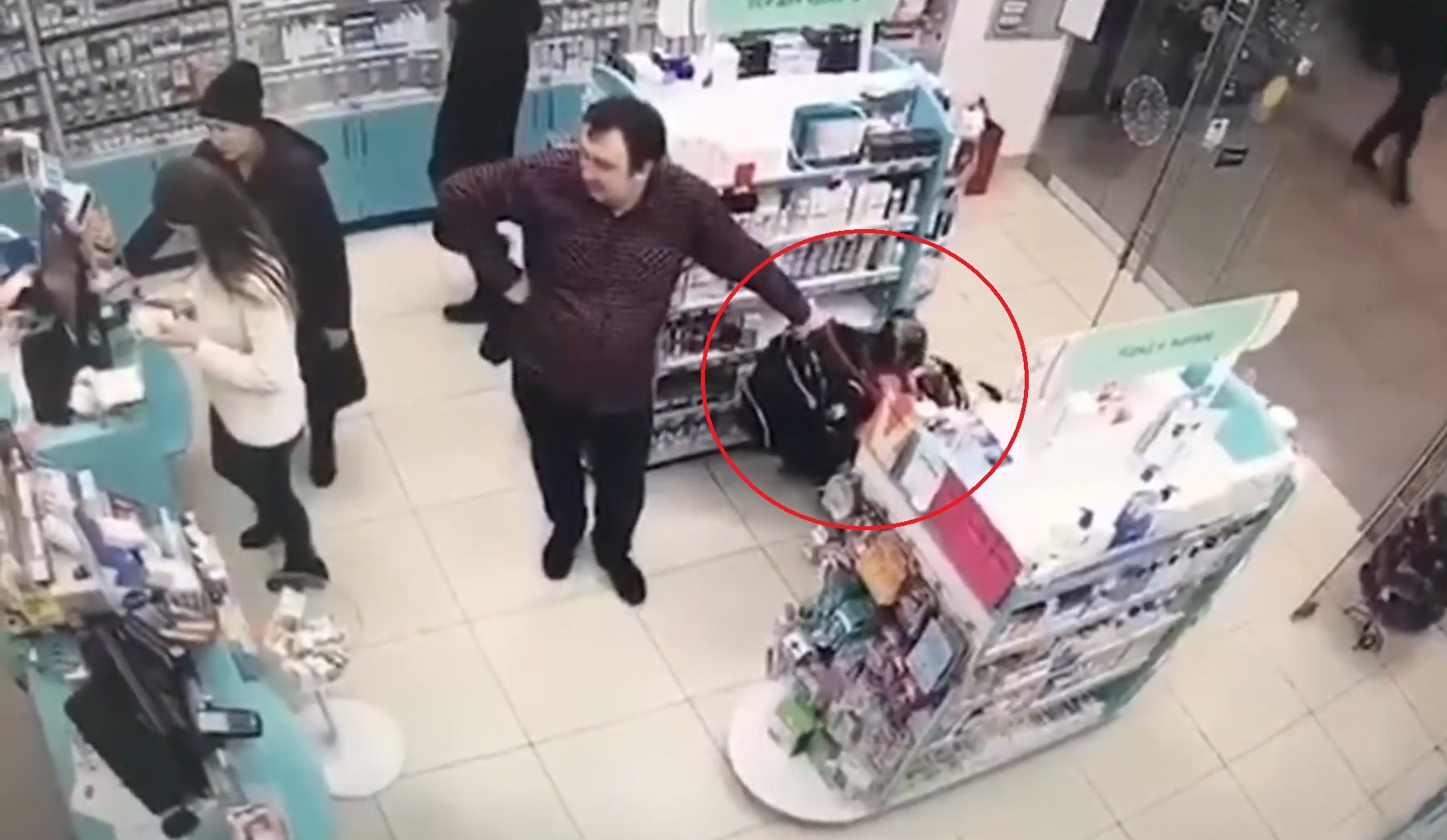 Cap vo chong dung con nho de trom do trong cua hang hinh anh