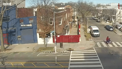 Nguoi di bo nhanh chan bo chay khi toa nha bat ngo do sap hinh anh