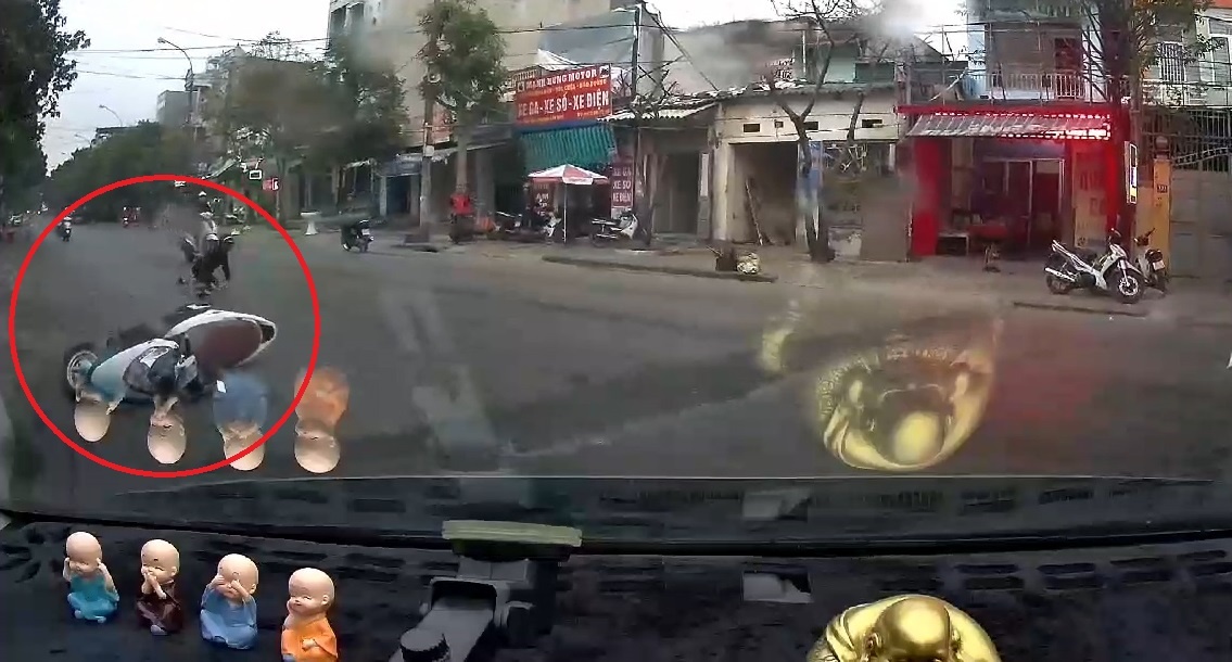 Nu tai xe phanh gap, chiec xe may truot dai tren duong hinh anh