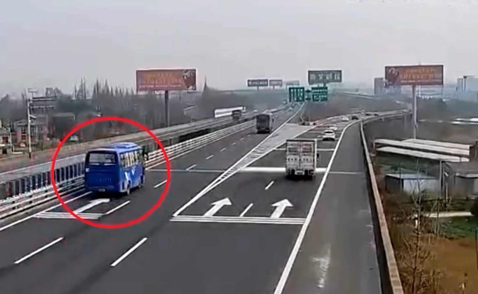 Hanh khach giang vo lang xe khach, ep tai xe chuyen huong tren cao toc hinh anh