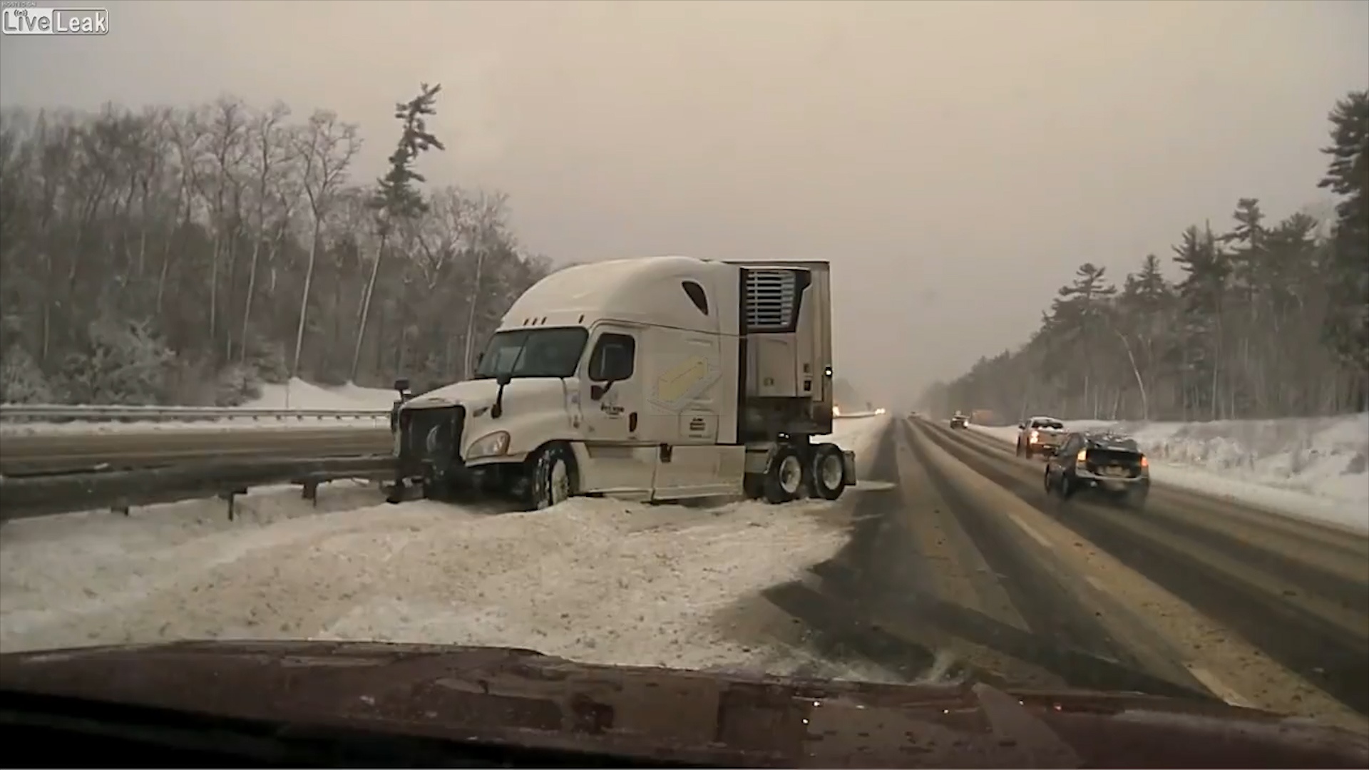 Container mat kiem soat dam vao dai phan cach vi duong tron truot hinh anh