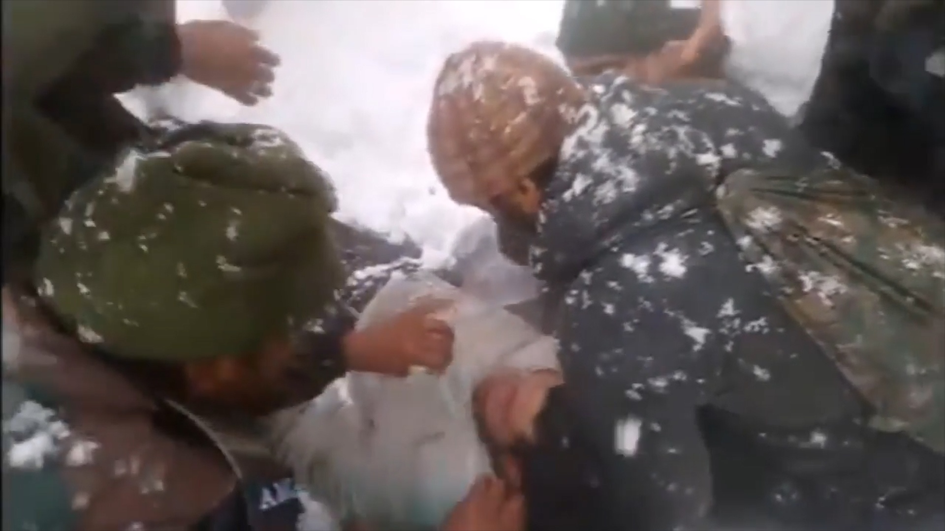 Linh An Do dung tay tran dao tuyet, cuu 2 nan nhan bi chon vui hinh anh