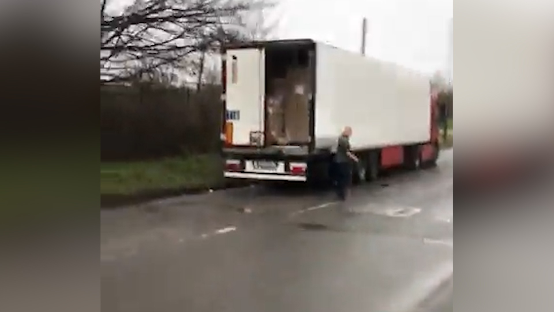 Tai xe sung sot thay nhom nguoi nhay khoi container o Anh hinh anh