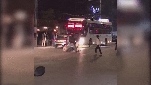 Mau thuan giua nha hang voi xe khach, mot nguoi bi chem vao dau hinh anh