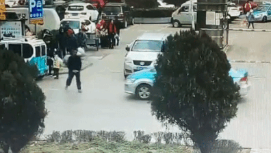 Nguoi dan ong gia vo bi xe tong 'an va' de doi tien boi thuong hinh anh