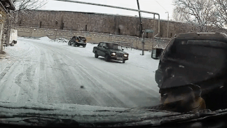 Nguoi dan ong nhay len mui xe khi phat hien oto mat lai lao toi hinh anh