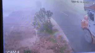 Suong mu day dac khien xe buyt lat nghieng vi tranh xe tai hinh anh