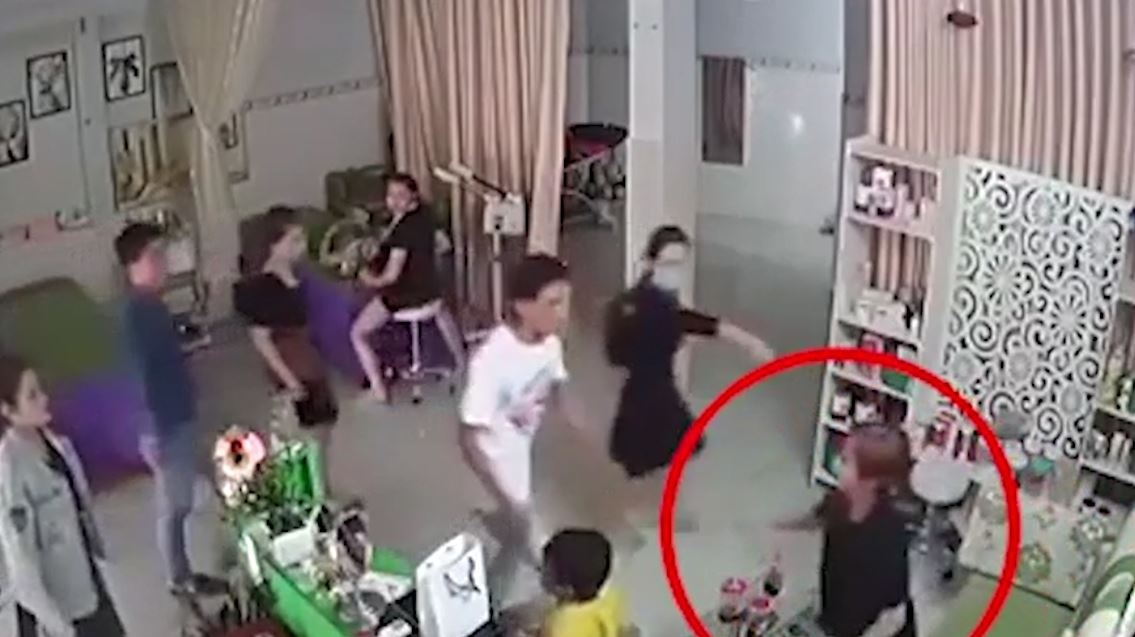 Nu chu tiem spa bi danh giua ban ngay hinh anh