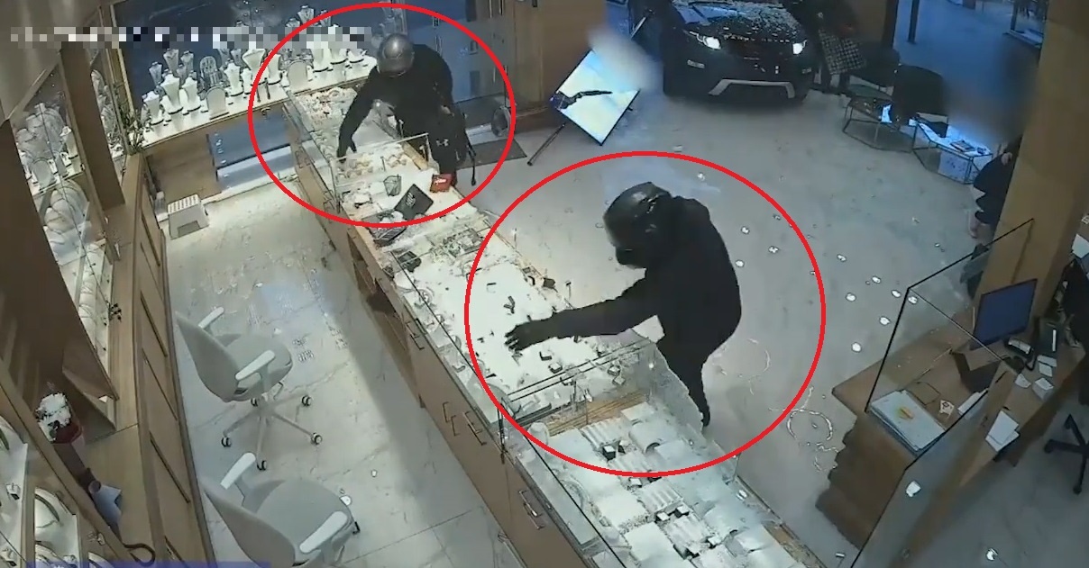 Ba ten cuop lai oto dam vao cua hang trang suc de cuop hinh anh