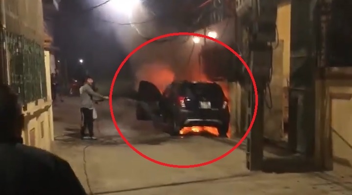 Dam dong no luc cuu oto boc chay trong hem hinh anh