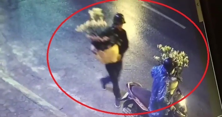 2 thanh nien di xe may trom hoa Tet hinh anh