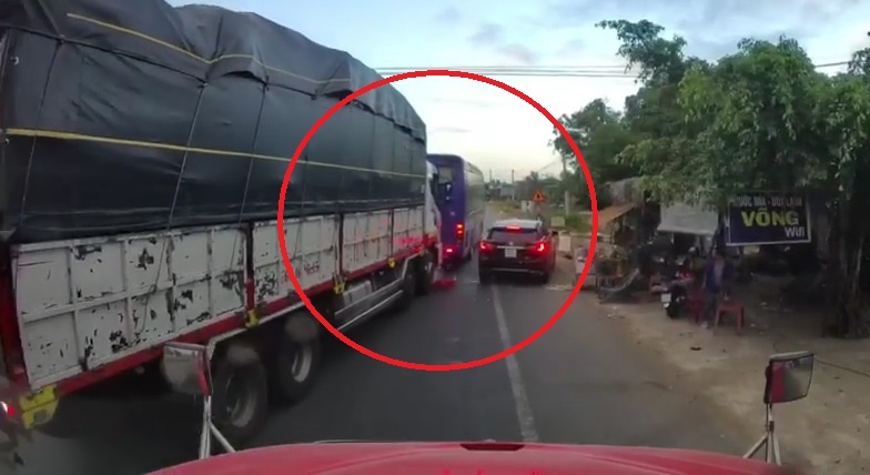 Xe tai dam vao duoi xe khach giua duong hinh anh