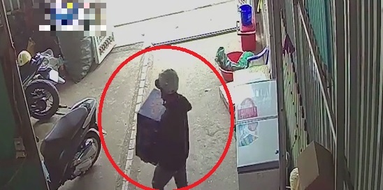 Ke gian trom 3 thung bia truoc su truy duoi cua chu nha hinh anh