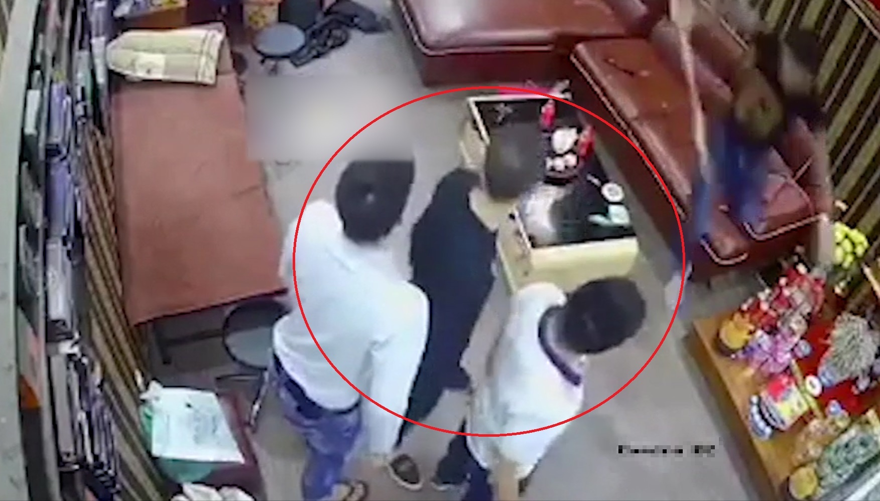 Nhom con do chem nguoi dan ong nam tren sofa hinh anh