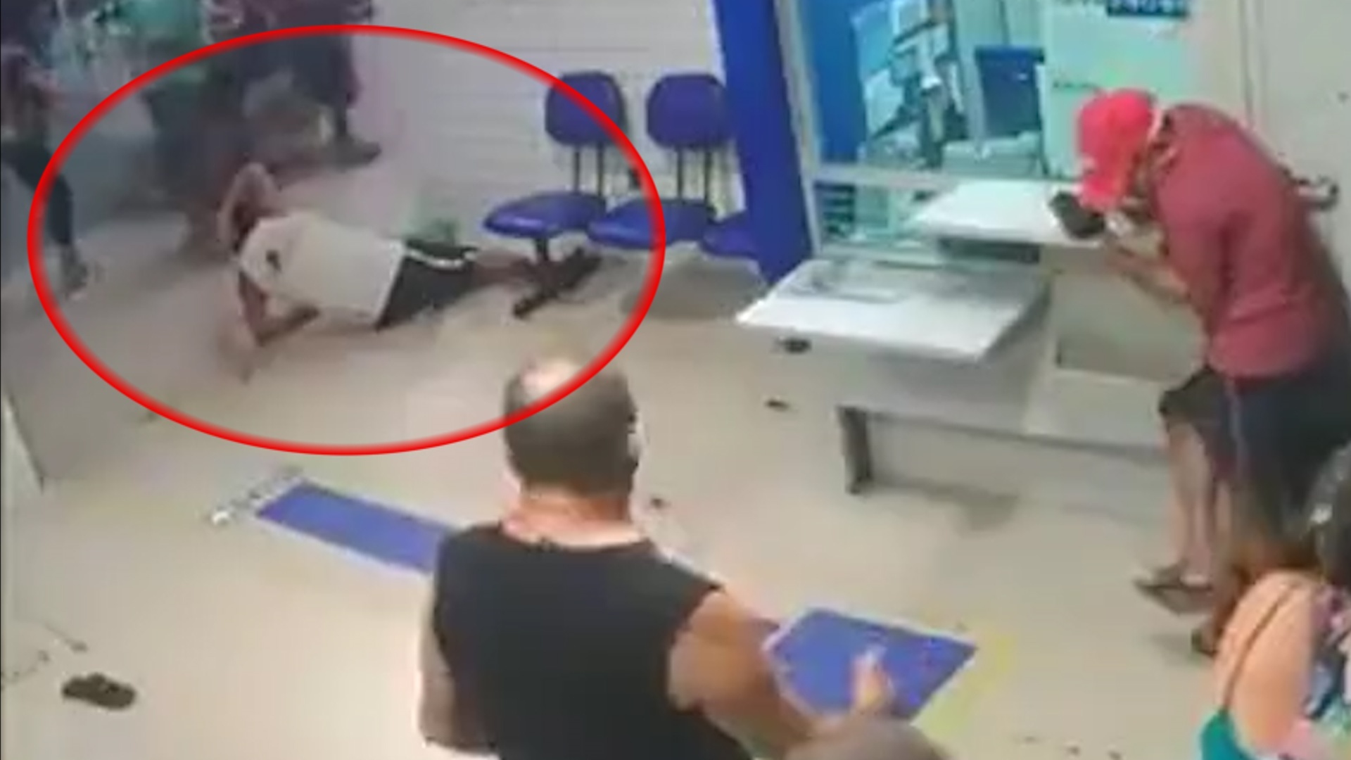 Nguoi dan ong rach chan vi bi canh sat ban trung o Brazil hinh anh